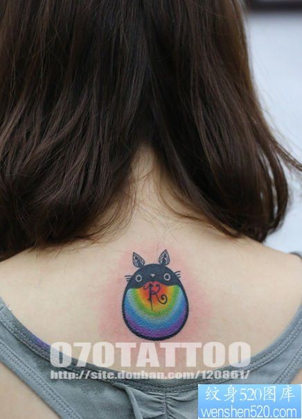 女人背部七彩龙猫纹身图片