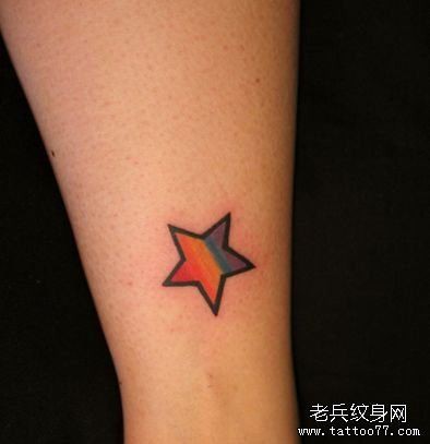 女人腿部彩色五角星纹身图片