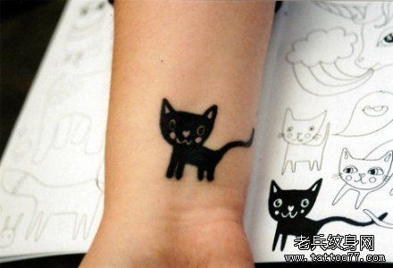 女孩子手腕处可爱的图腾猫咪纹身图片