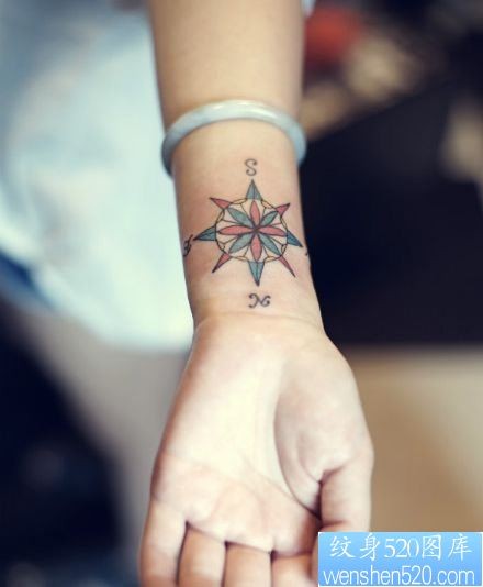 女人手腕处漂亮的指南针纹身图片
