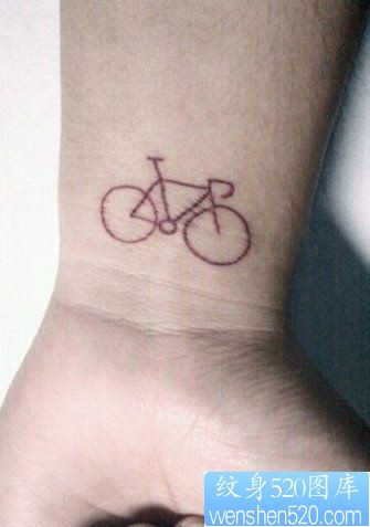 手腕处一幅简单的自行车纹身图片