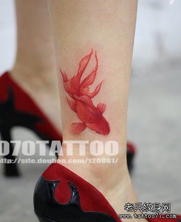 女人腿部漂亮的小金鱼纹身图片