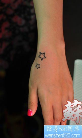 女人手部精致小巧的五角星纹身图片