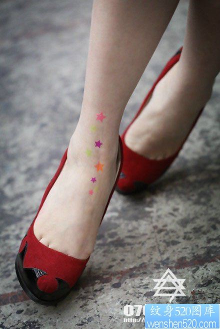 女人脚部好看的彩色五角星纹身图片