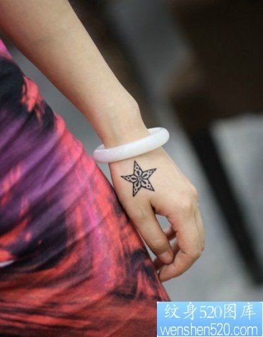 女孩子手部好看精美的五角星纹身图片