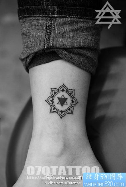 女人腿部唯美好看的花卉图腾纹身图片