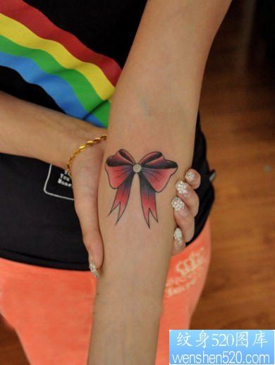 女孩子手臂唯美潮流是蝴蝶结纹身图片