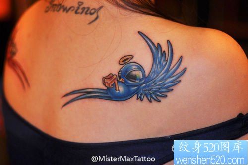 女孩子肩背好看的小鸟纹身图片
