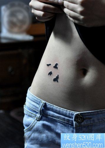 美女腹部简单好看的鸽子纹身图片