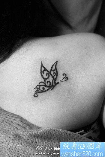 女人肩膀处小巧的图腾蝴蝶纹身图片