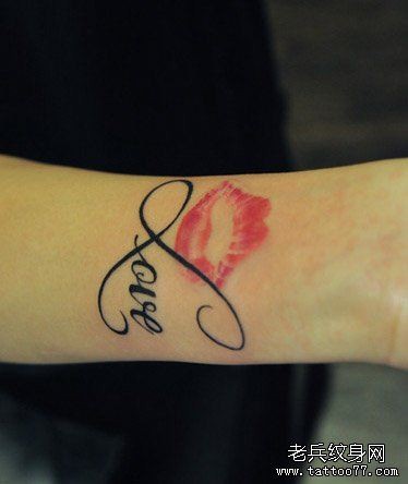 女人手臂唯美的唇印与字母纹身图片
