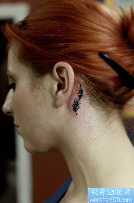 女人耳部黑色羽毛纹身图片