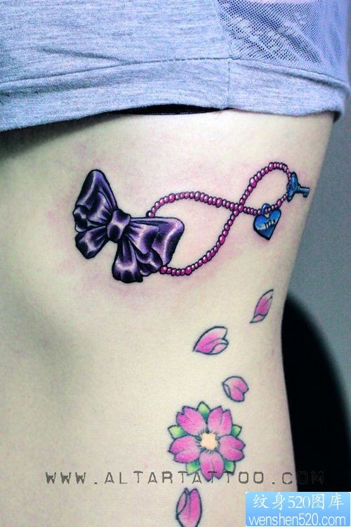 女人侧胸好看流行的蝴蝶结纹身图片
