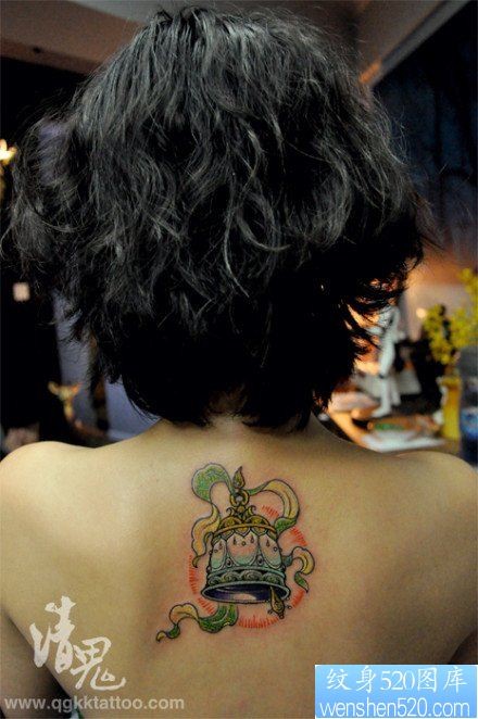 女人背部好看的铃铛纹身图片