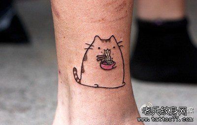 腿部简单可爱的龙猫纹身图片