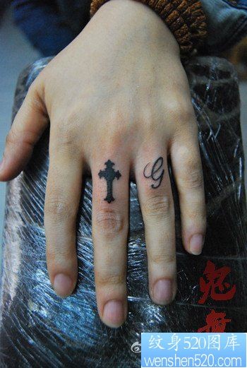 女人手指图腾十字架纹身图片
