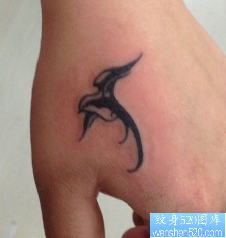 手部简单好看的小燕子纹身图片