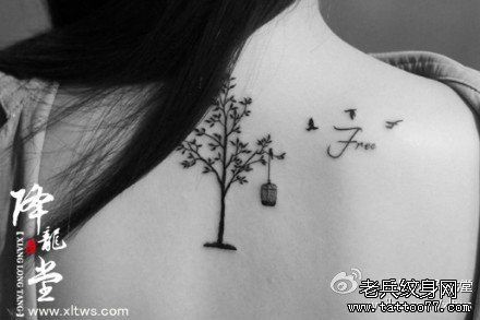 女人背部潮流清新的小树与小鸟纹身图片