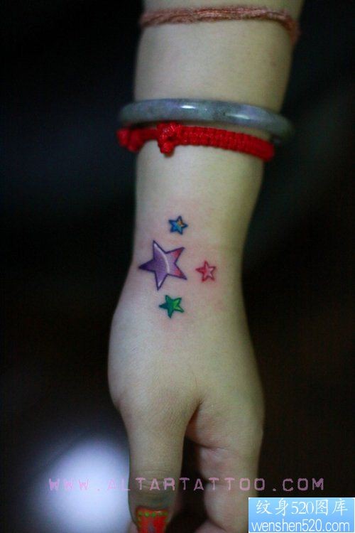 女人手部漂亮的彩色五角星纹身图片