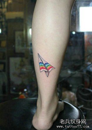 女人腿部一幅七彩纸飞机纹身图片