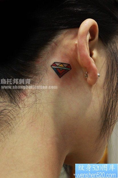 女孩子耳部漂亮的彩色小钻石纹身图片