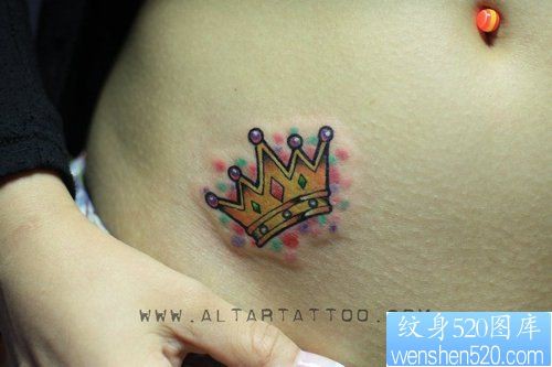 女人腹部漂亮的彩色皇冠纹身图片