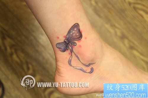 女人脚踝处精美的蝴蝶结纹身图片