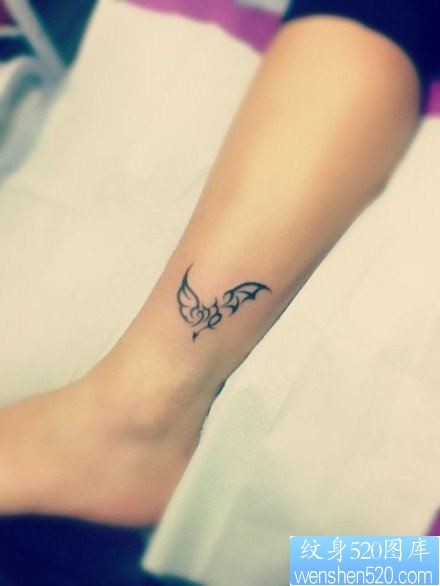 女人腿部小巧的图腾翅膀与星座符号纹身图片