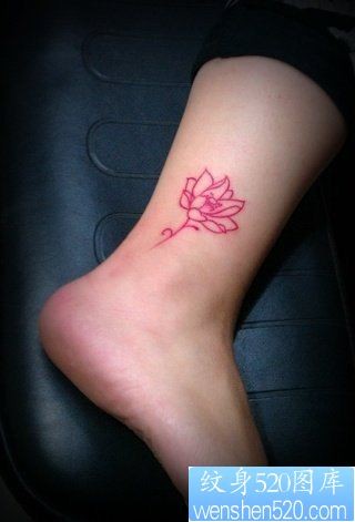女人腿部彩色小莲花纹身图片