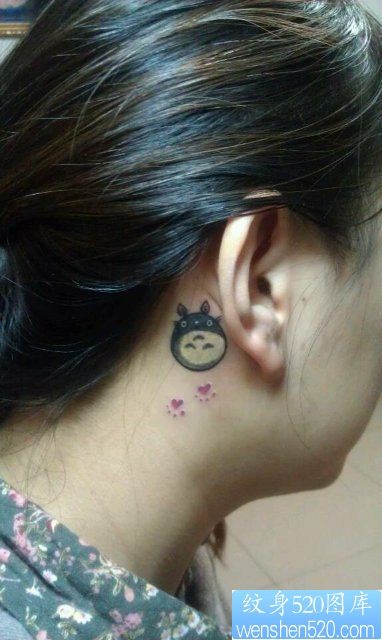 女人耳部可爱的小龙猫纹身图片