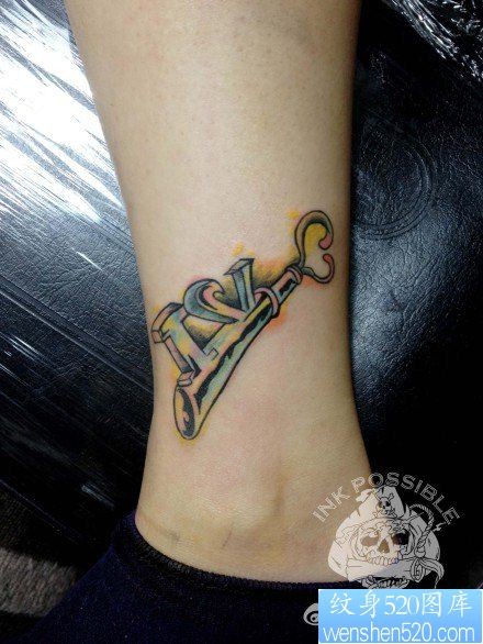 女孩子腿部精美的钥匙纹身图片