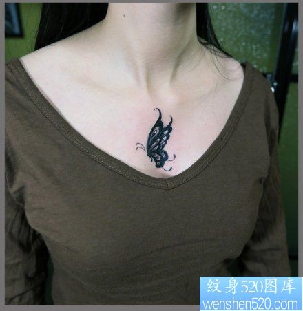 女孩子胸前唯美好看的图腾蝴蝶纹身图片