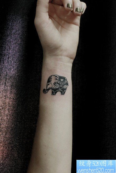 女人手臂唯美可爱的小象纹身图片
