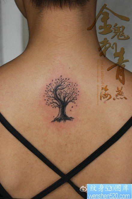 女人背部一幅黑灰小树纹身图片