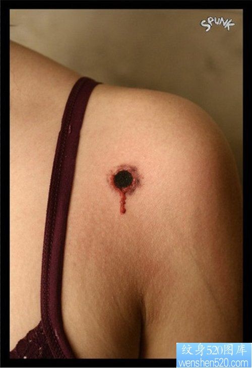 女孩子肩膀处潮流的滴血的弹孔纹身图片