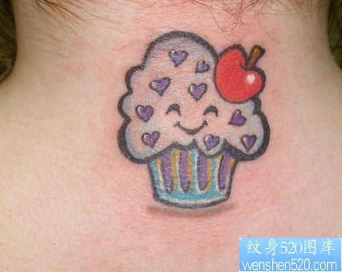 女人颈部卡哇伊的冰激凌纹身图片