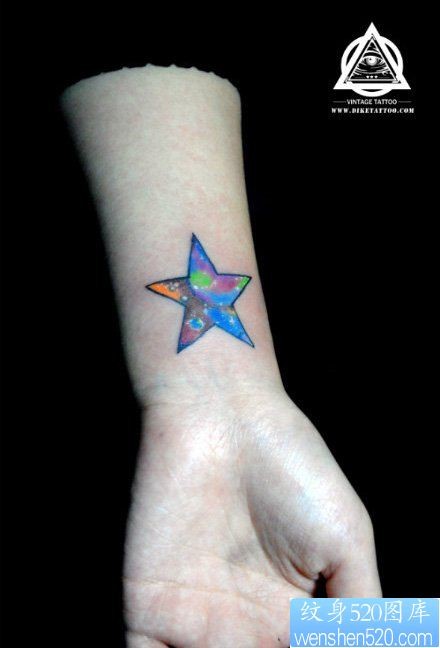 女人手腕处炫丽的彩色五角星纹身图片