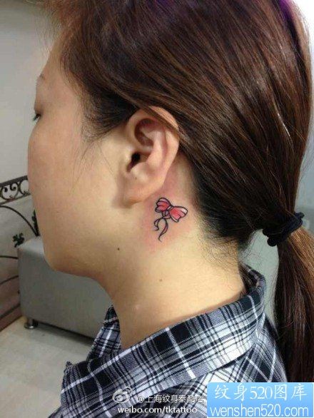 女孩子喜欢的耳部小巧的蝴蝶结纹身图片