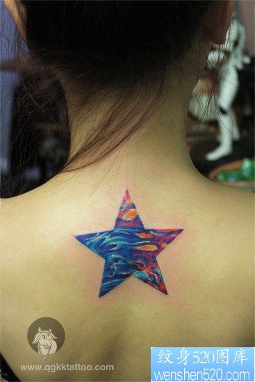 女人背部漂亮的彩色五角星纹身图片