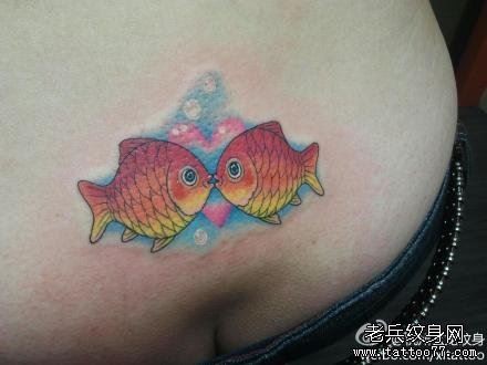 腰部爱心与小鱼纹身图片