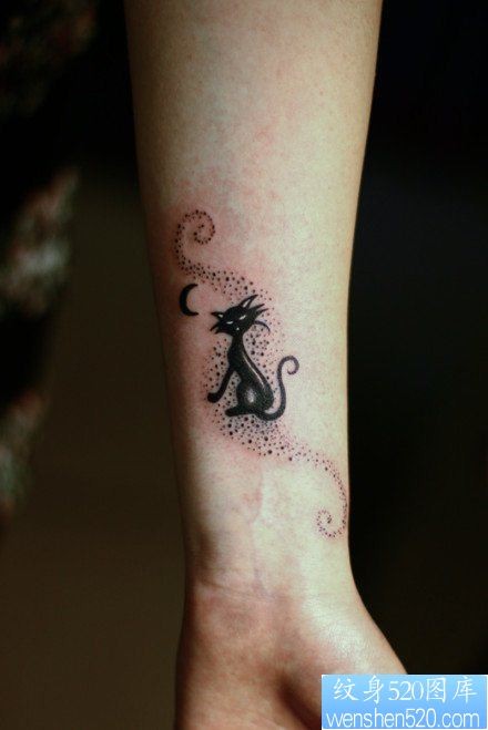 女人手腕处唯美可爱的小猫咪纹身图片