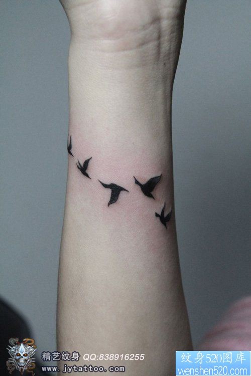女人手臂潮流流行的小鸟纹身图片