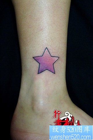 女人腿部唯美流行的彩色小五角星纹身图片