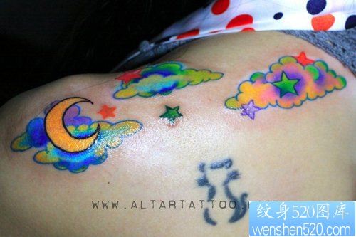 女人肩膀处彩色月亮星星纹身图片