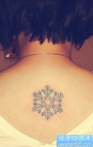 女人背部小巧清晰的雪花纹身图片