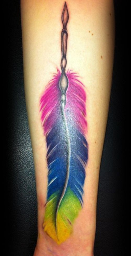 女性手臂非常美丽的羽毛纹身