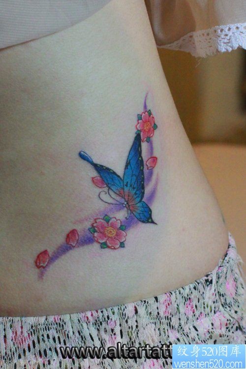 女人腰部漂亮好看的蝴蝶樱花纹身图片