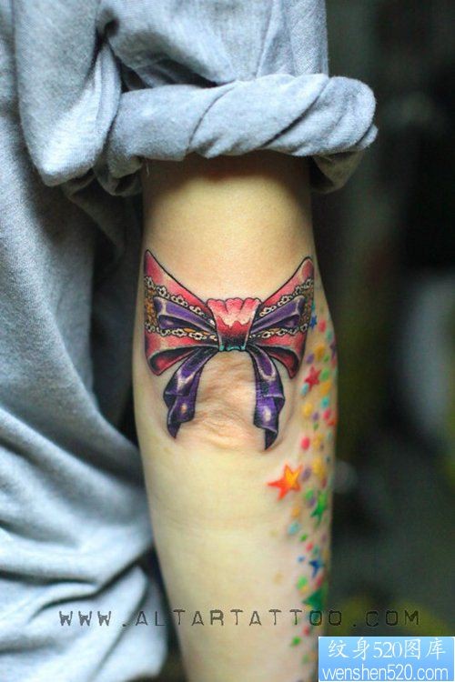 女人手臂漂亮好看的蝴蝶结纹身图片