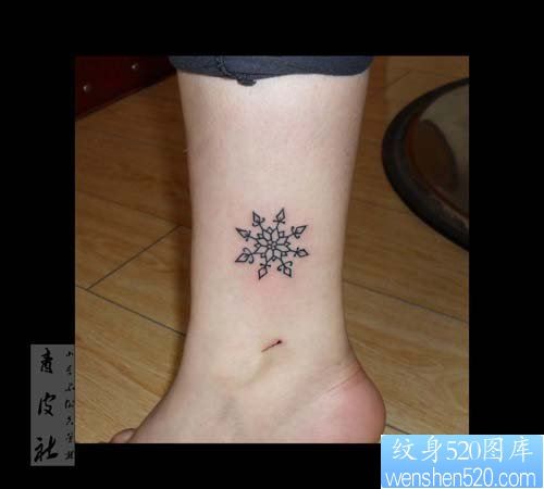 女人腿部小巧的线条雪花纹身图片