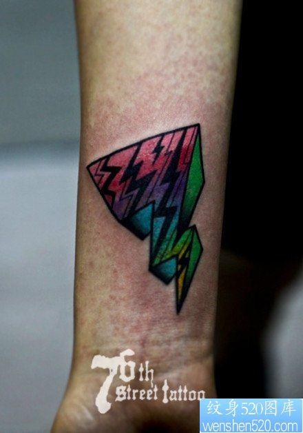 手臂一幅超酷的彩色闪电纹身图片